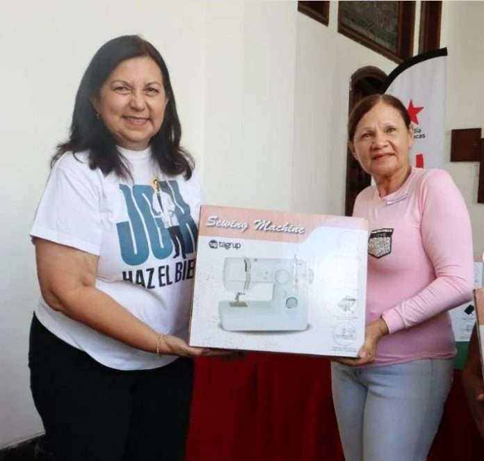Alcaldía de Caracas entrega máquinas de coser a emprendedores