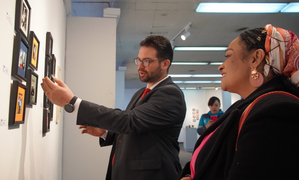 Embajador en Bolivia visita Galería de Esculturas y Pinturas en La Paz