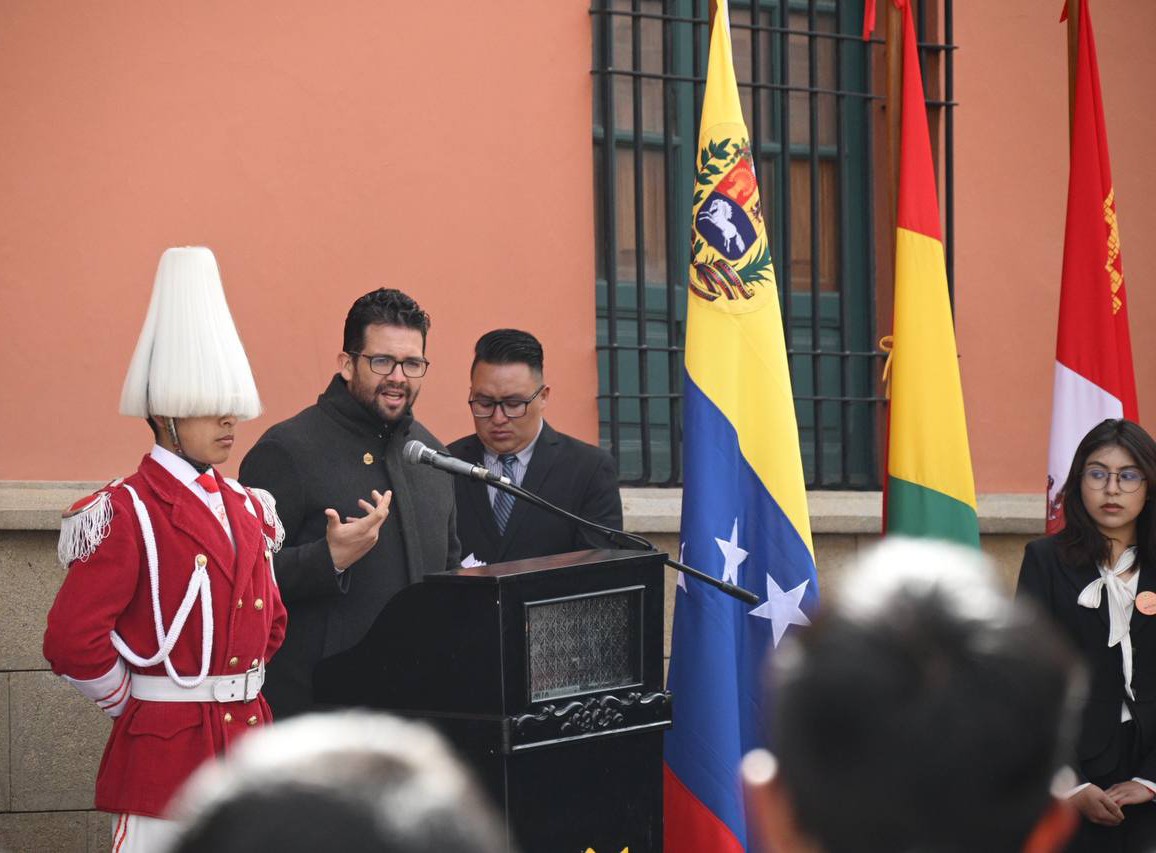 Embajador en Bolivia celebra 199 años del Colegio Nacional de Pichincha fundado por Sucre